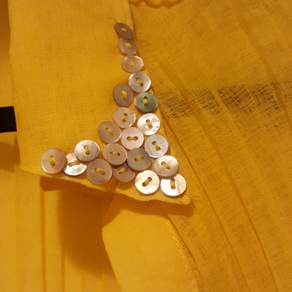 Like new gold sleevless summer blouse/ shell - Picture 4 of 4